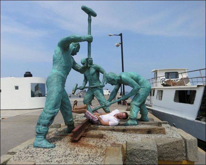 Having Fun With Statues And Monuments (30 pics)