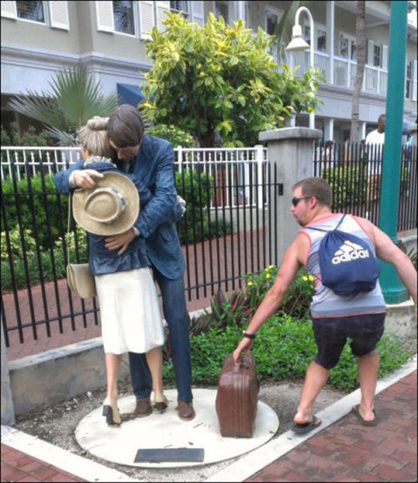 Having Fun With Statues And Monuments (30 pics)