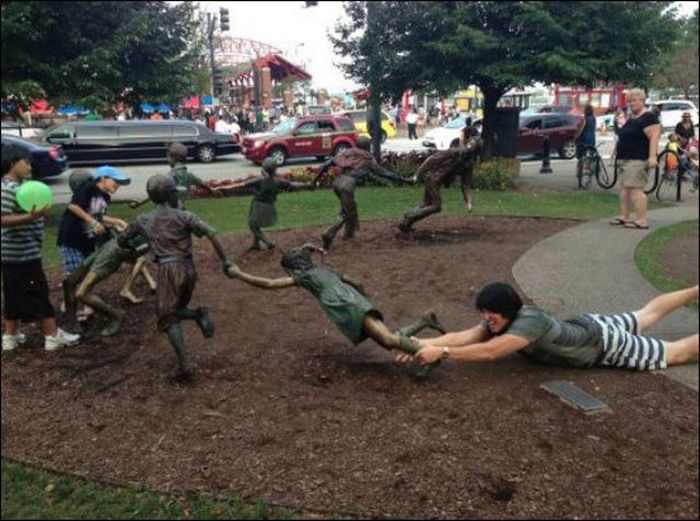 Having Fun With Statues And Monuments (30 pics)