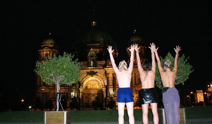 Topless Tourists Travel The World (43 pics)