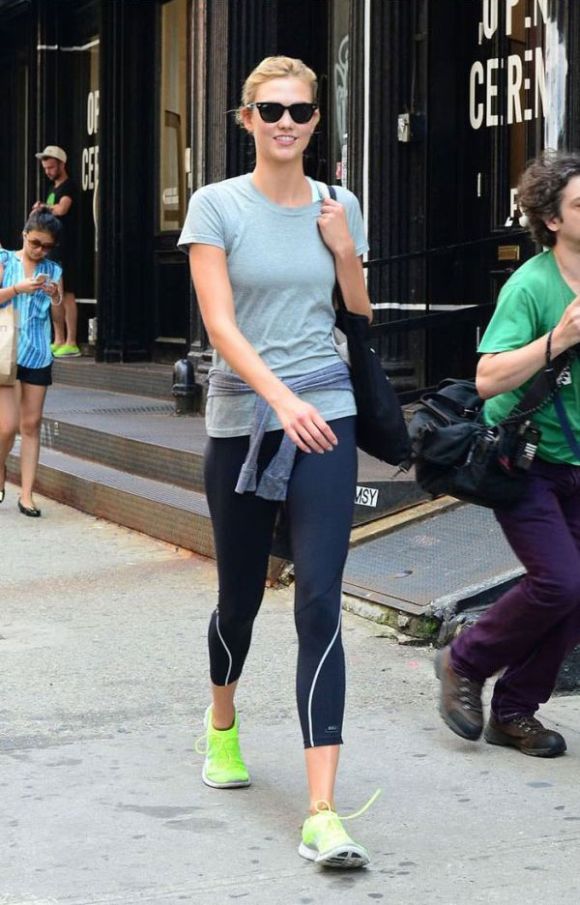 Supermodel Karlie Kloss Is Behind You (6 pics)
