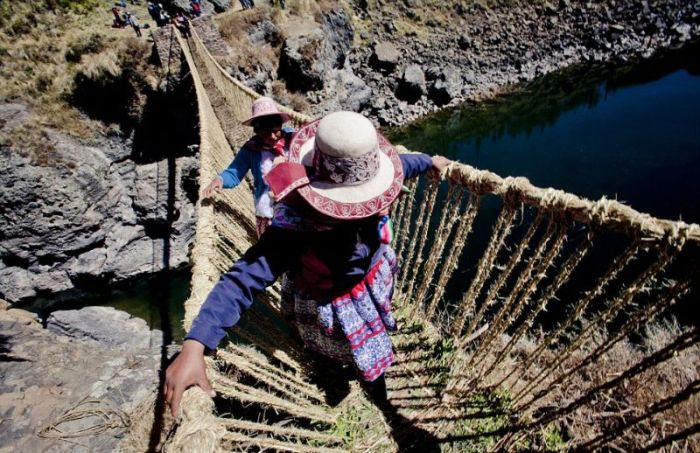 Handmade Suspension Bridge In Peru (22 pics)