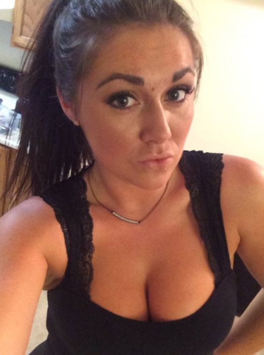 Cleavage Is Never A Bad Thing (45 pics)