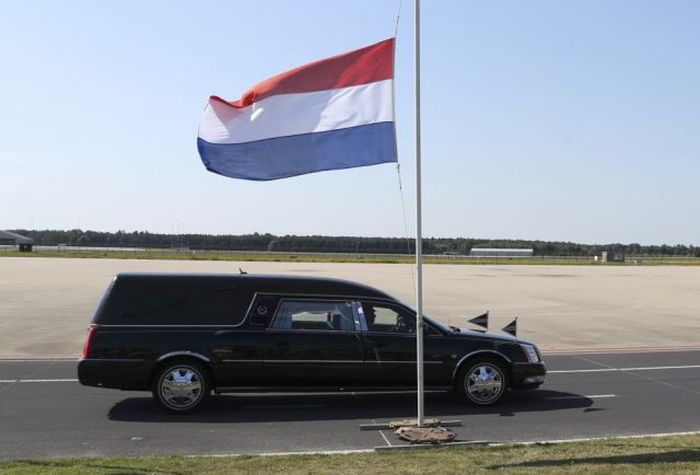 Dutch Citizens Honoring Passengers Of Flight MH17 (24 pics)