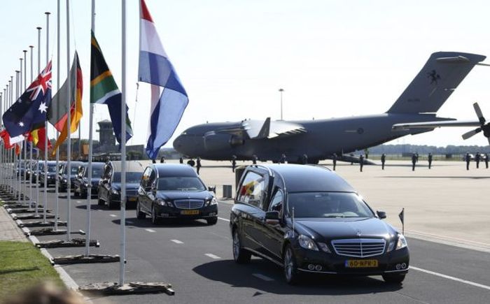 Dutch Citizens Honoring Passengers Of Flight MH17 (24 pics)