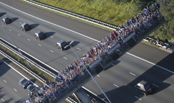 Dutch Citizens Honoring Passengers Of Flight MH17 (24 pics)