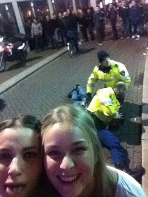 These People Picked The Worst Time To Take A Selfie (36 pics)