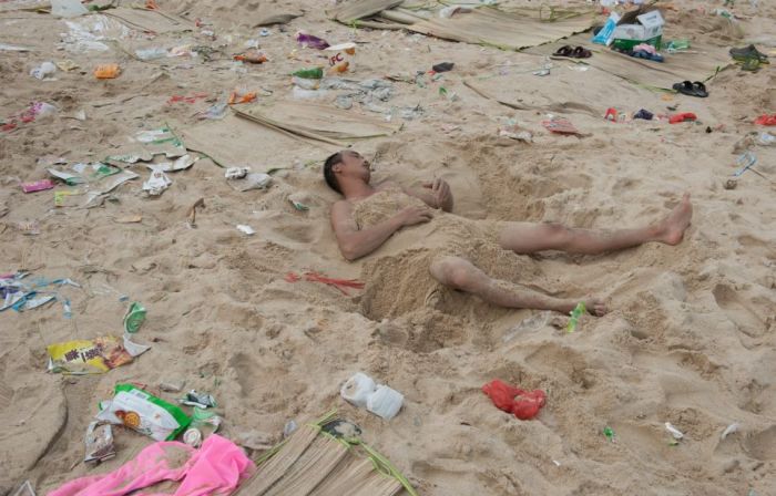 China Has Some Dirty Beaches (16 pics)