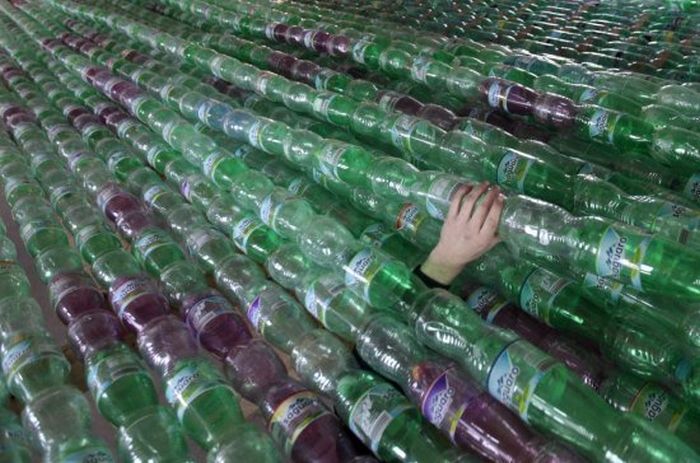 Students Build An Amazing Boat Out Of Plastic Bottles (15 pics)