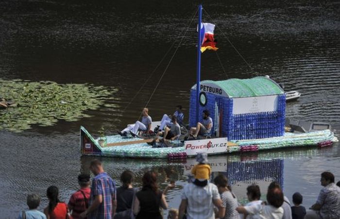 Students Build An Amazing Boat Out Of Plastic Bottles (15 pics)