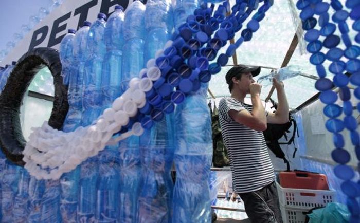 Students Build An Amazing Boat Out Of Plastic Bottles (15 pics)