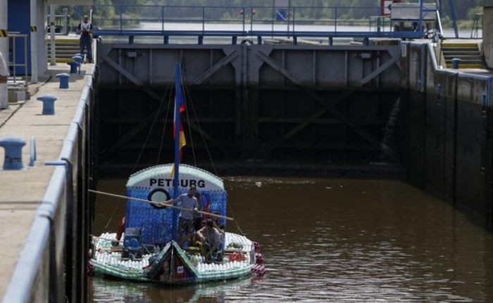 Students Build An Amazing Boat Out Of Plastic Bottles (15 pics)