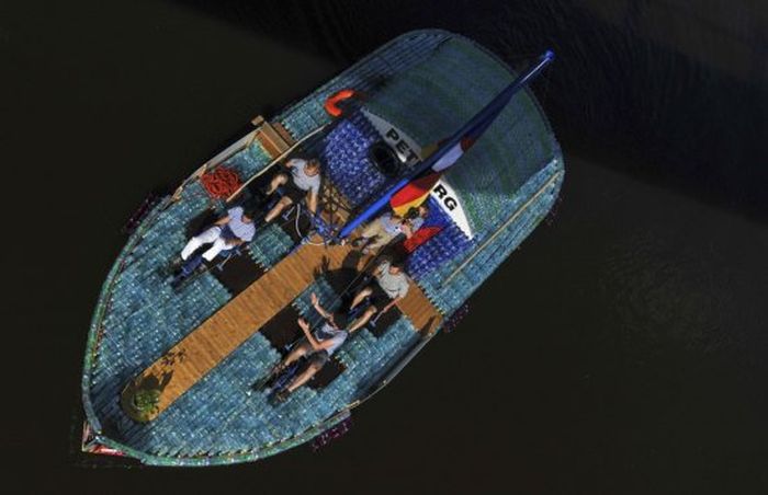 Students Build An Amazing Boat Out Of Plastic Bottles (15 pics)