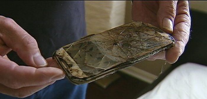 Samsung Phone Catches On Fire Under A Pillow (3 pics)