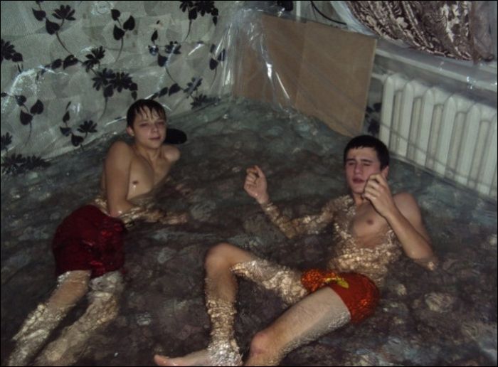 How To Turn Your Room Into A Pool (8 pics)