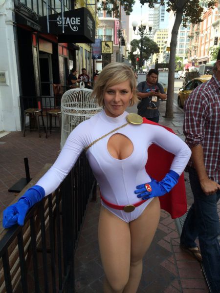 Was This The Hottest Girl At Comic Con? (6 pics)