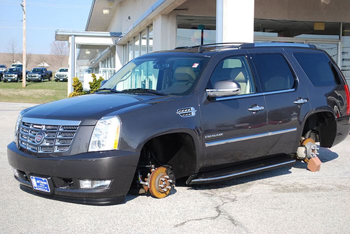 Balancing Cars On Bricks (23 pics)