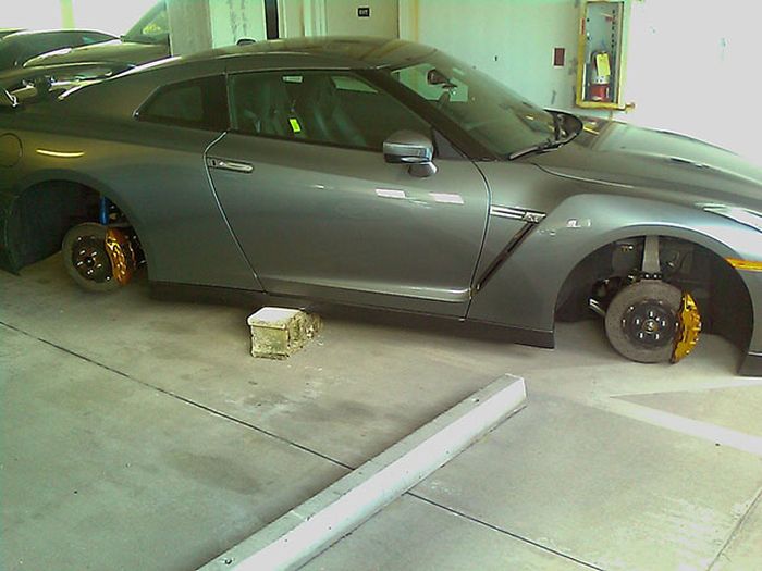 Balancing Cars On Bricks (23 pics)