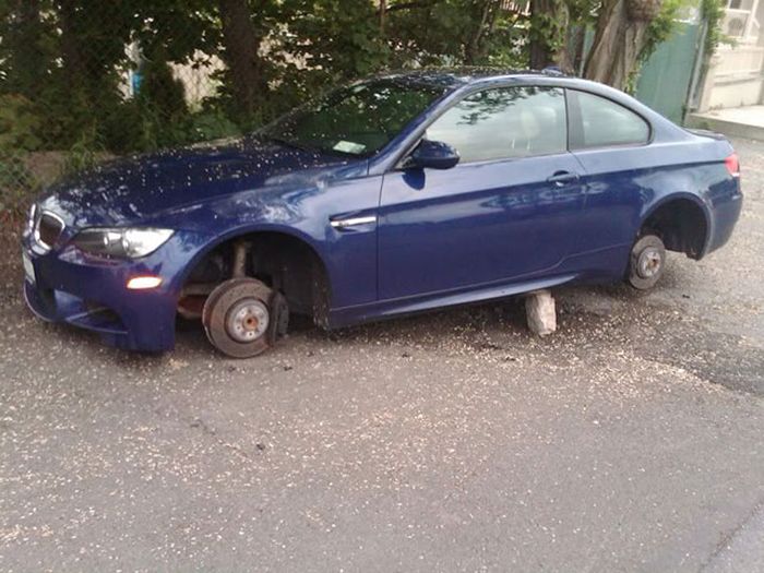Balancing Cars On Bricks (23 pics)