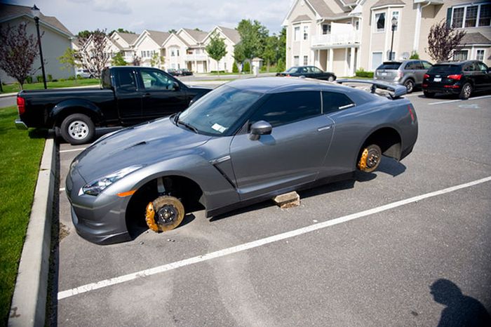 Balancing Cars On Bricks (23 pics)