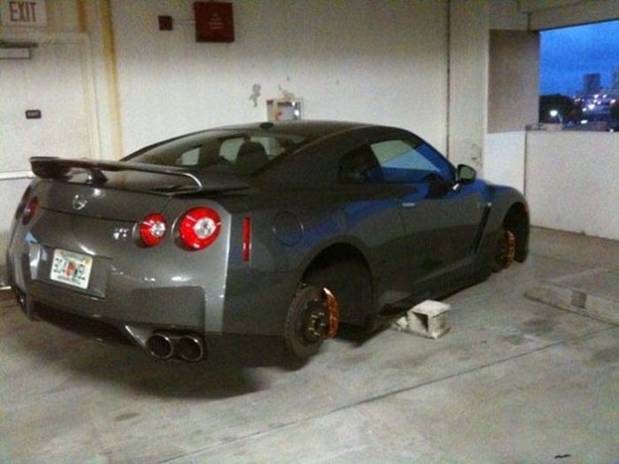 Balancing Cars On Bricks (23 pics)