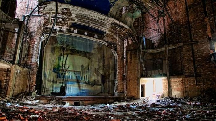 Abandoned Movie Theaters That Have To Be Haunted (19 pics)
