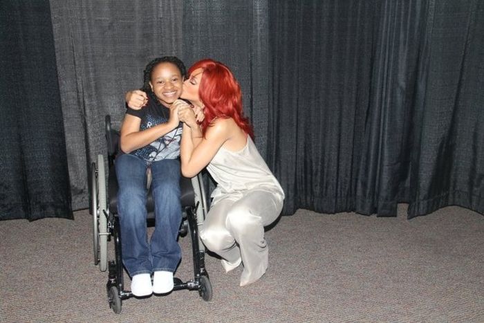 Celebrities That Actually Appreciate Their Fans (22 pics) Celebrities That Actually Appreciate Their Fans (22 pics)