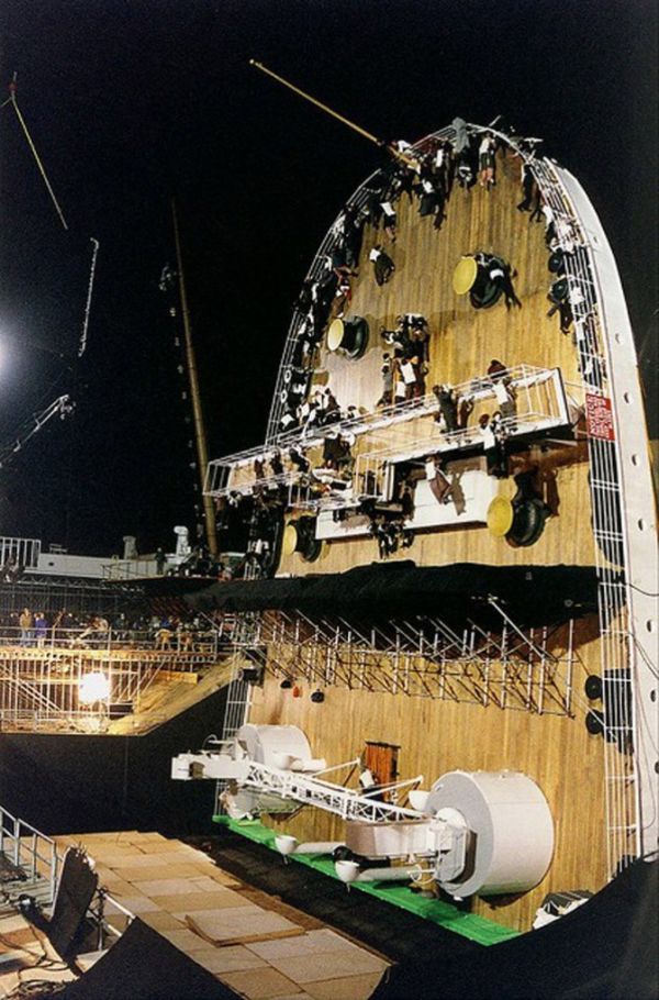 Behind The Scenes Pictures From Iconic Movies (36 pics)