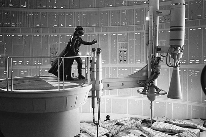 Behind The Scenes Pictures From Iconic Movies (36 pics)