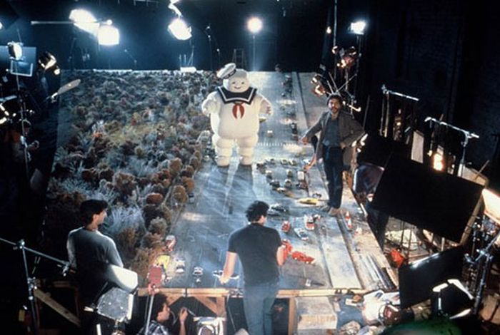 Behind The Scenes Pictures From Iconic Movies (36 pics)