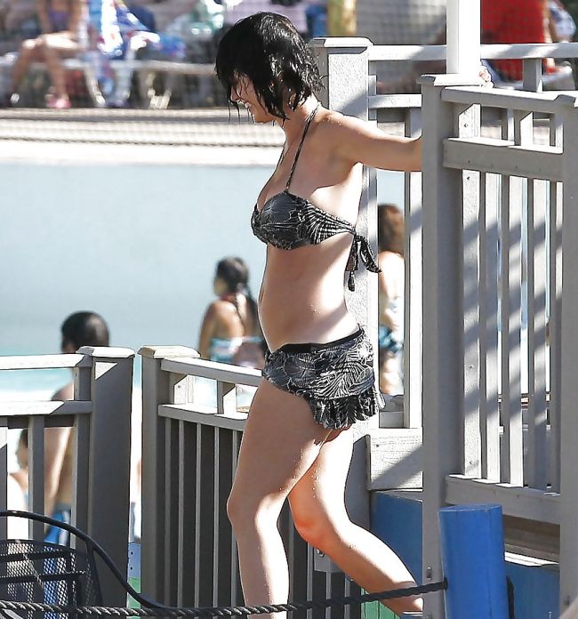 Katy Perry Loses Panties in a Water Park (8 pics)