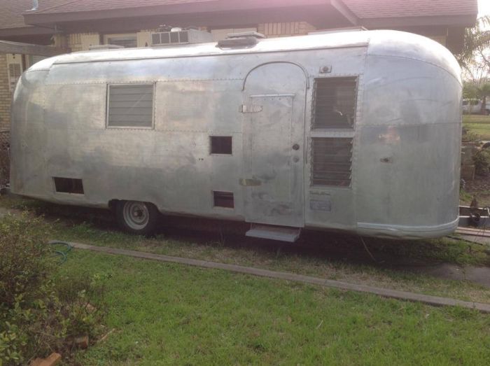 Old Camper Gets Converted Into A Hair Salon (34 pics)