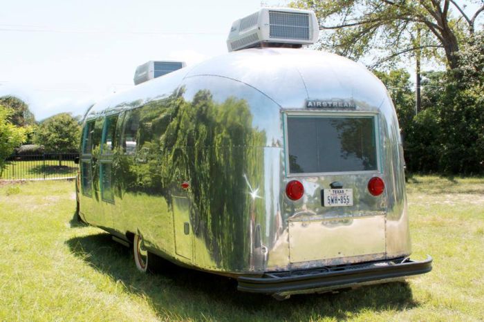 Old Camper Gets Converted Into A Hair Salon (34 pics)