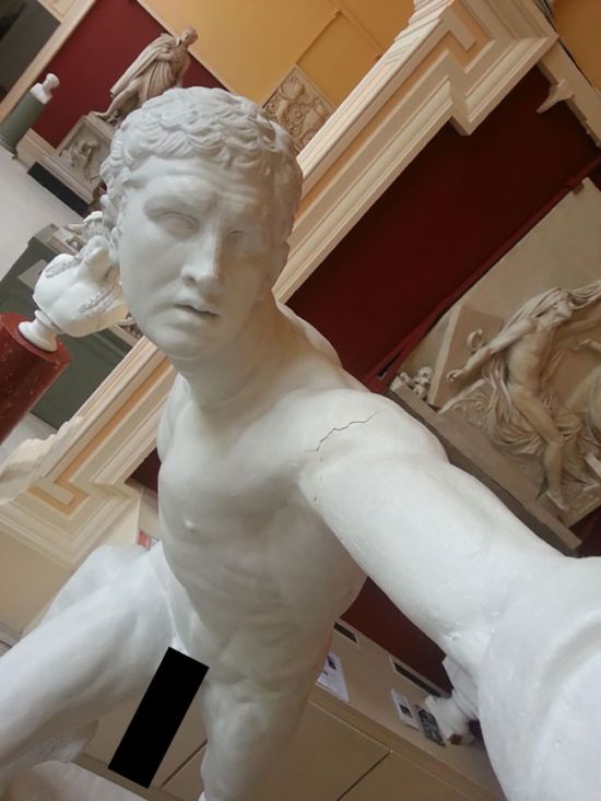 When Statues Take Selfies (4 pics)