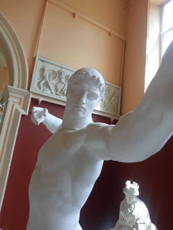 When Statues Take Selfies (4 pics)
