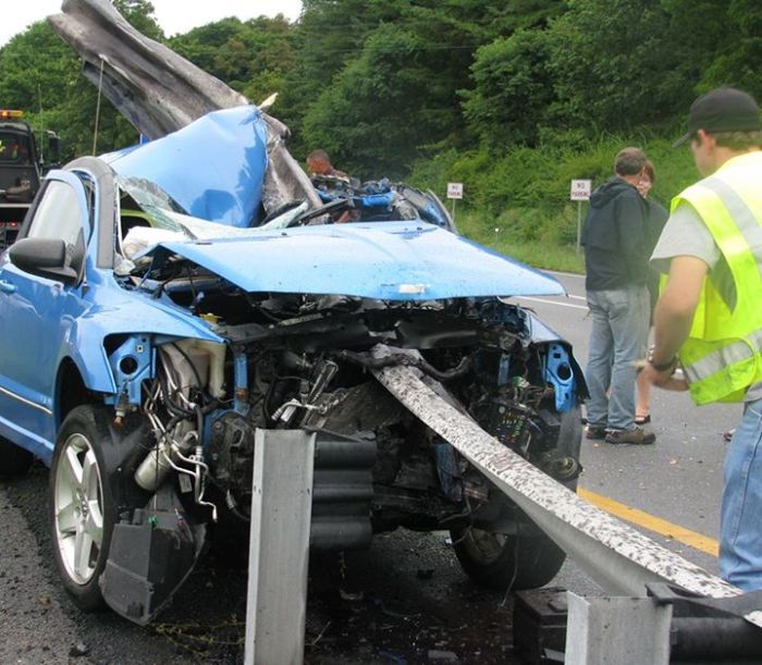 Horrific Car Wreck (3 pics)