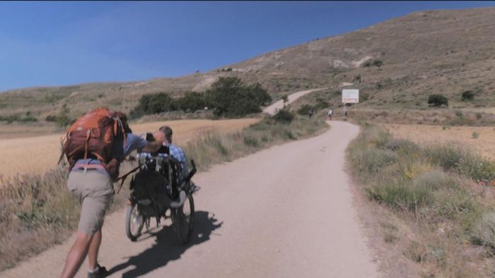 Man Takes Disabled Friend On A Pilgrimage (5 pics)