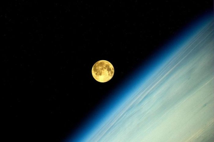 Pictures Of The Moon From The ISS (4 pics)