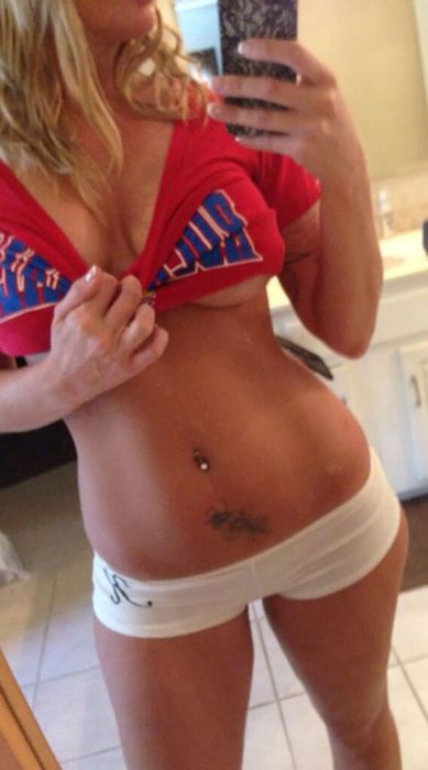 Hot Girls Falling Out Of Their Clothes (39 pics)