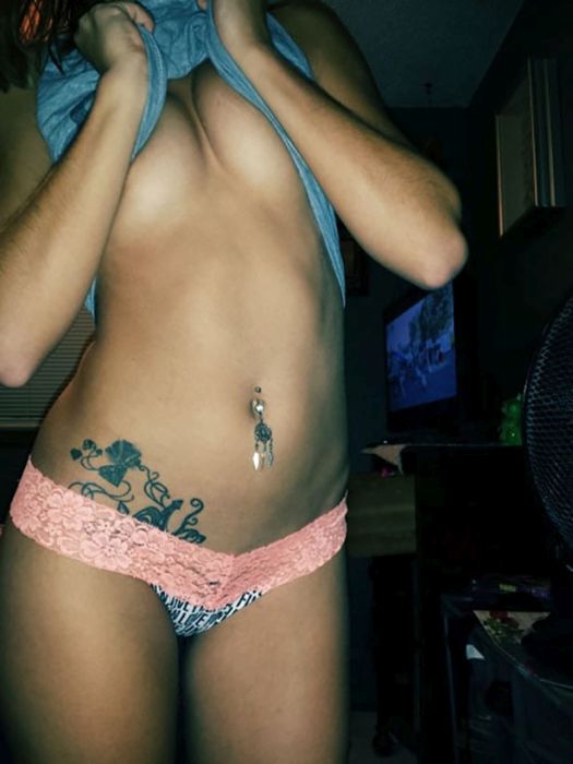 Hot Girls Falling Out Of Their Clothes (39 pics)