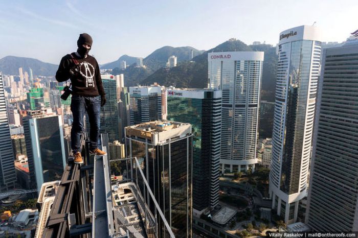 Urban Climbers Take Pictures From High Places (84 pics)