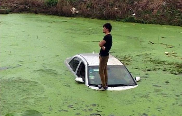When Your Car Gets Stuck In A Pond (5 pics)
