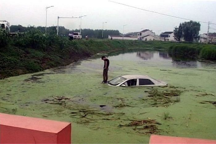 When Your Car Gets Stuck In A Pond (5 pics)