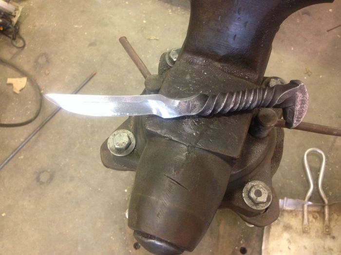 Making Knives Out Of Railroad Spikes (25 pics)