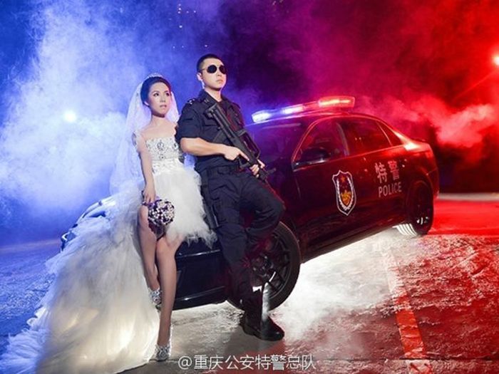 Chinese SWAT Officer Takes Wedding Photos At Work (10 pics)