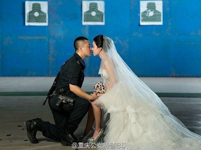 Chinese SWAT Officer Takes Wedding Photos At Work (10 pics)