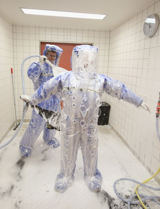 Inside The Ebola Isoloation Ward (11 pics)