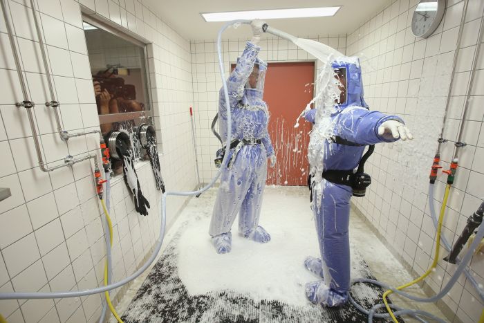 Inside The Ebola Isoloation Ward (11 pics)