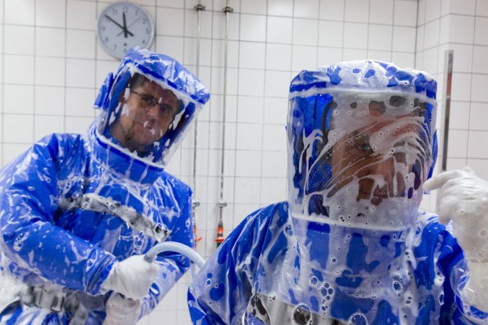 Inside The Ebola Isoloation Ward (11 pics)