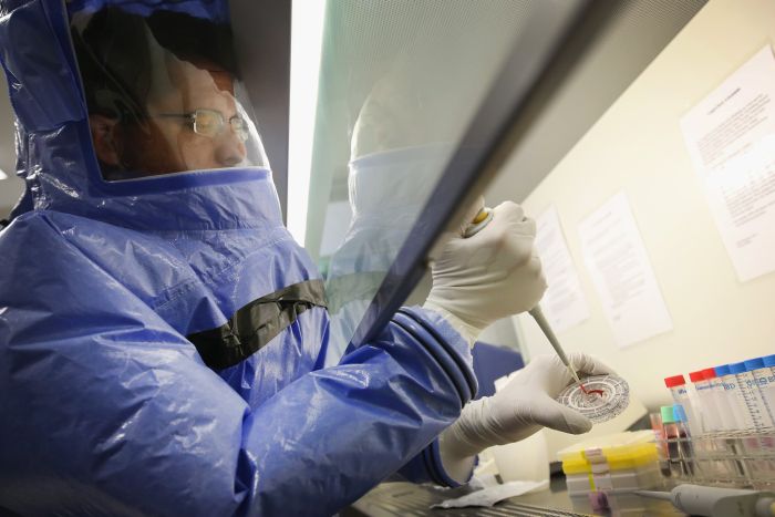 Inside The Ebola Isoloation Ward (11 pics)